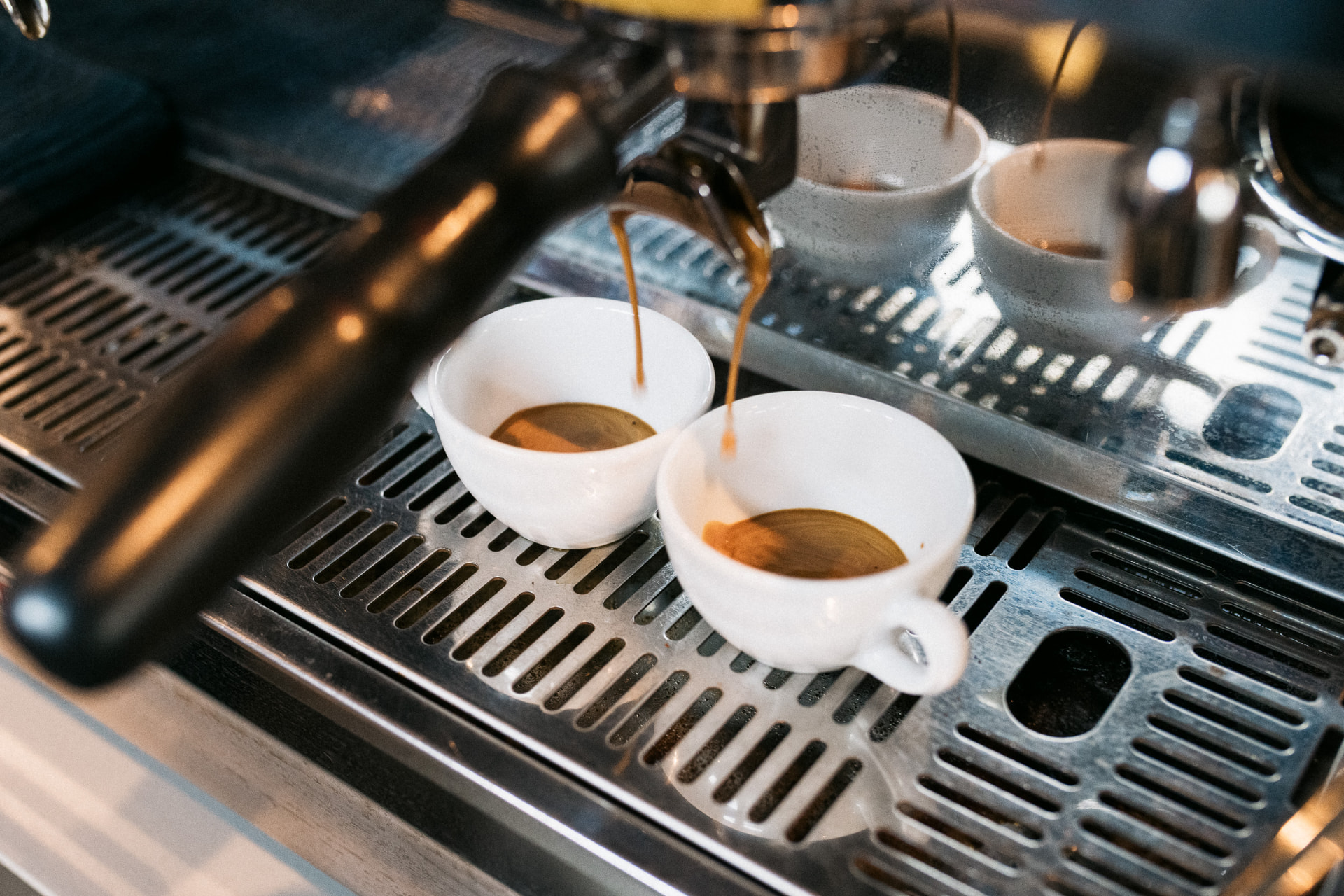 De kunst van de perfecte espresso (en waarom je die bij ons aan de bar voor €1 drinkt)